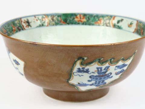 Coupe en porcelaine à décor d'émaux de la famille verte et blanc de Ch