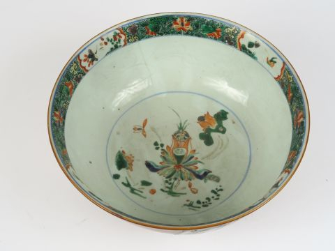 Coupe en porcelaine à décor d'émaux de la famille verte et blanc de Ch