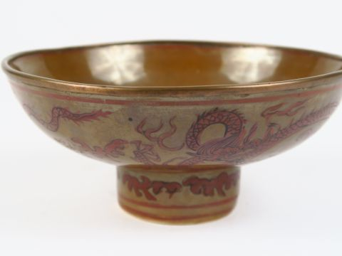 Petite coupe sur pied en porcelaine à décor rouge d'un dragon sur couv