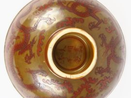 Petite coupe sur pied en porcelaine à décor rouge d'un dragon sur couv