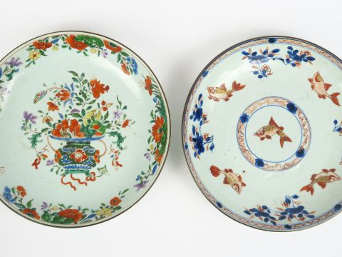Deux assiettes en porcelaine polychrome l'une à décor Imari de poisson