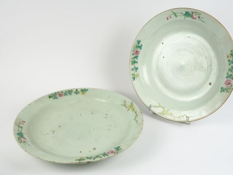 Deux plats creux en porcelaine, à décor de branchage de fleurs au nive