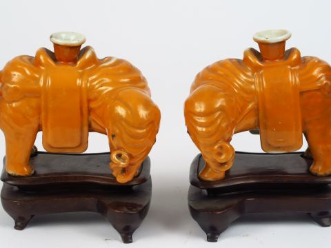 Deux sujets en porcelaine émaillée corail figurant des éléphants forma