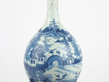 Vase bouteille en porcelaine blanche XVIIIème, à décor bleu sous couve