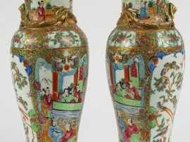 Paire de vases de forme Lancelle couverts en porcelaine de Canton, déc
