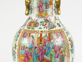 Vase de forme balustre en porcelaine de Canton à décor dans le goût de