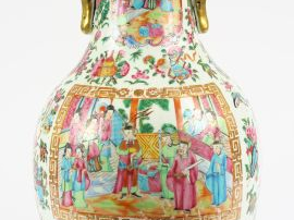 Vase de forme balustre en porcelaine de Canton à décor dans le goût de