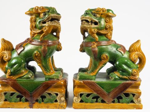 Paire de lions bouddhiques assis sur des terrasses ajourées ornées de 