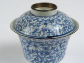 Bol couvert en porcelaine de Huê à décor blanc bleu de grandes fleurs 