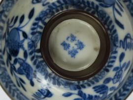 Bol couvert en porcelaine de Huê à décor blanc bleu de végétaux monté 