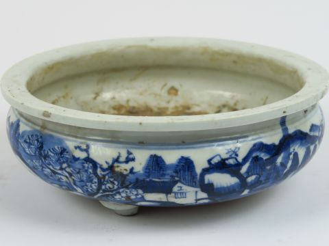 Brûle-parfum en porcelaine de Huê, à décor blanc bleu, reposant sur tr