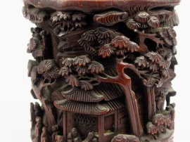 Porte pinceaux en bambou sculpté d'une scène se déroulant à l'intérieu