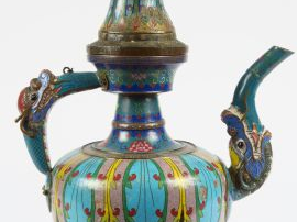 Verseuse en émaux cloisonnés sur cuivre, décor polychrome de motifs de