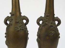Paire de vases bouteilles en bronze dépatiné à décor de branches de pr