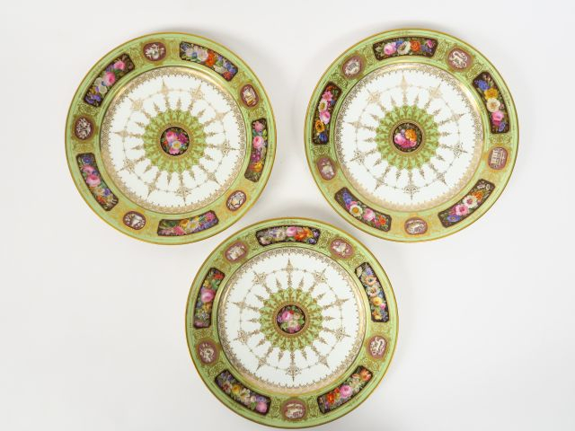 Trois assiettes en porcelaine polychrome de Sèvres. 1842. Modèle du Ch