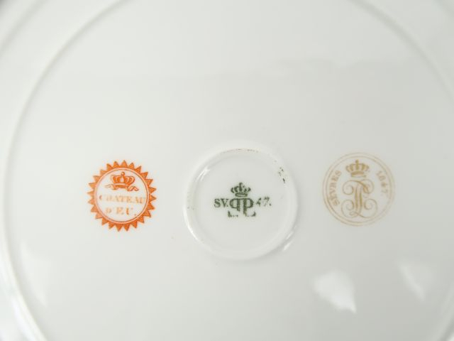 Trois assiettes en porcelaine polychrome de Sèvres. 1842. Modèle du Ch