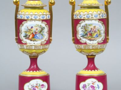 Paire de vases couverts fin XIX ème  en porcelaine de Vienne, sur socl