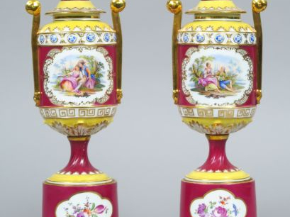 Paire de vases couverts fin XIX ème  en porcelaine de Vienne, sur socl