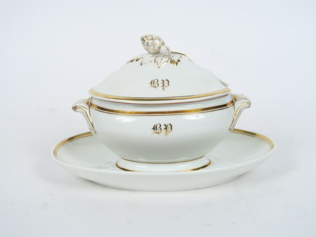 Service de table en porcelaine blanche et dorée début XIXème (quelques