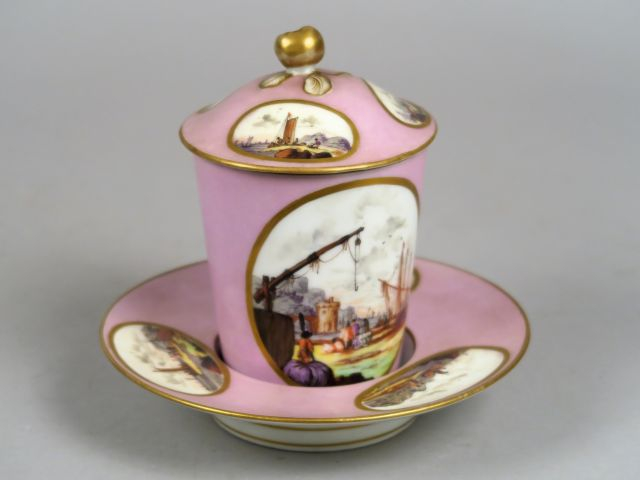 	Tasses et sous-tasse XIX ème en porcelaine, à décor de marines dans d