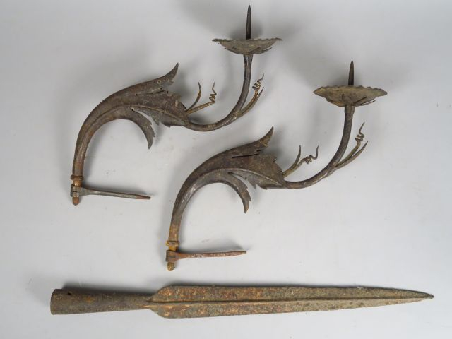 Paire de bras de lumière XVIIème en fer et tôle  Pointe de lance en fe