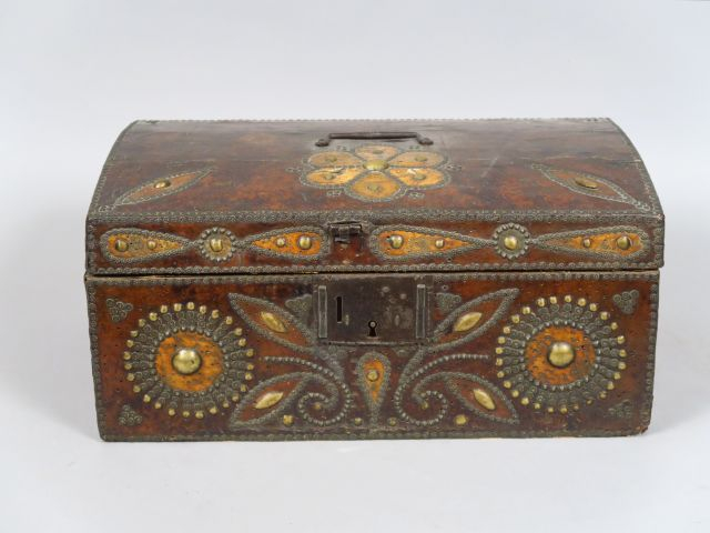 	Coffret Louis XIV en cuir, à décor clouté de motifs floraux (un manqu