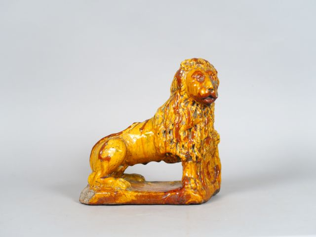 Sculpture XVIIème en terre cuite vernissée ocre « Lion héraldique prés