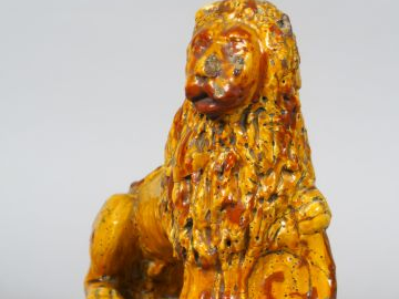 Sculpture XVIIème en terre cuite vernissée ocre « Lion héraldique prés