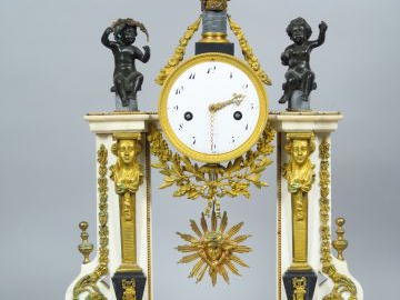 Grande pendule portique début XIX ème en marbre tricolore, bronze pati