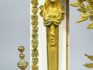 Grande pendule portique début XIX ème en marbre tricolore, bronze pati