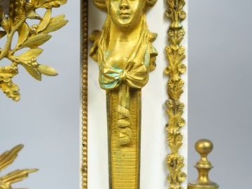 Grande pendule portique début XIX ème en marbre tricolore, bronze pati