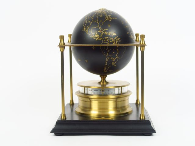 Pendule 'globe terrestre' signée Royal Geographic Society, datée 1981