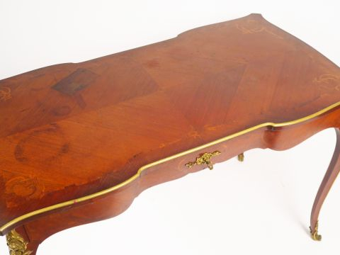 KRIEGER. Bureau de dame de style Louis XV en marqueterie, ornementatio