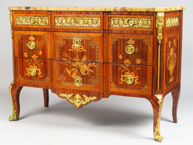 Commode Transition en marqueterie début XIXe à décor de trophée d'inst