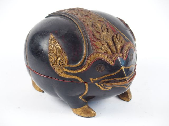 Grande boite en bois et laque en forme de crapaud ornée de motifs feui