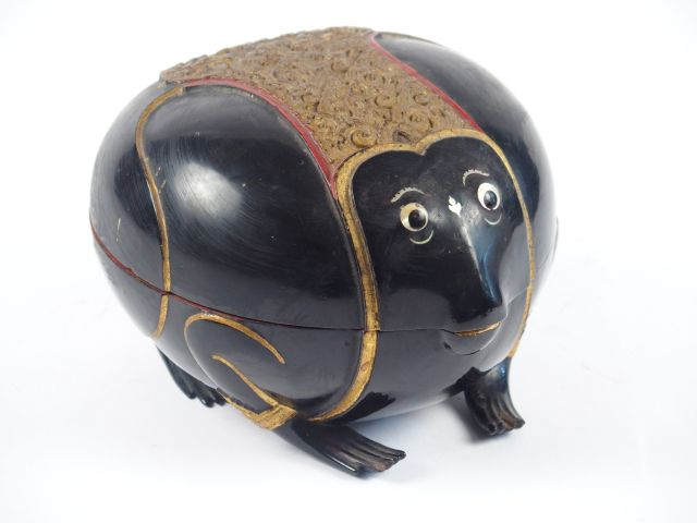 Boite en bois laqué en forme de crapaud, dessus décor floral (accident