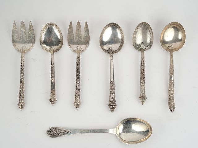 7 différents couverts Extrême-Orient en argent bas titre, décor de feu