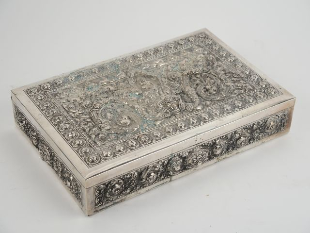 Boite Extrême-Orient en argent bas titre et bois exotique, à décor de 