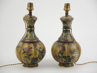 Vente aux enchères Paire de vases Extrême-Orient en émaux polychromes cloisonnés à décor 