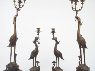 Vente aux enchères Deux paires de chandeliers en bronze en forme de grues. Indochine fin 