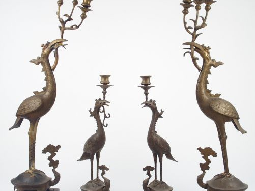 Deux paires de chandeliers en bronze en forme de grues. Indochine fin 
