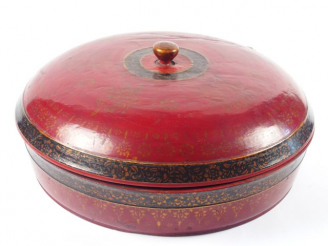 Vente aux enchères Grande boite en bois laqué rouge, noire et dorée, à décor d'objets pré