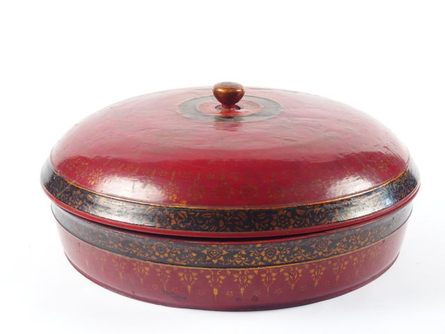 Grande boite en bois laqué rouge, noire et dorée, à décor d'objets pré