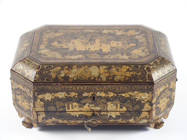 Boite à coûture en laque de Canton, à décor de terrasses animées de pe
