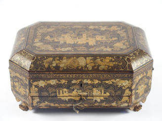 Vente aux enchères Boite à coûture en laque de Canton, à décor de terrasses animées de pe