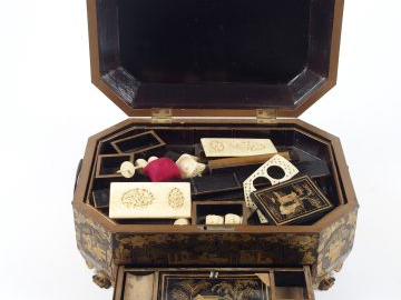 Boite à coûture en laque de Canton, à décor de terrasses animées de pe