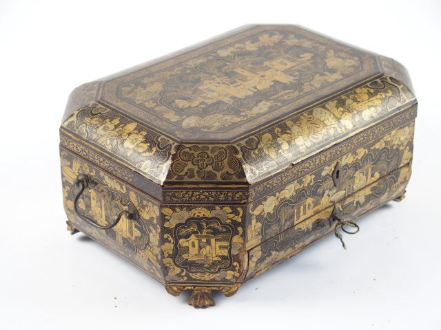 Boite à coûture en laque de Canton, à décor de terrasses animées de pe