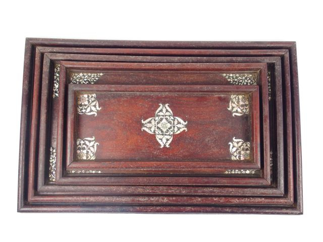 Suite de 5 plateaux gigognes en marqueterie de nacre et bois exotique 