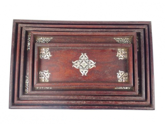 Vente aux enchères Suite de 5 plateaux gigognes en marqueterie de nacre et bois exotique 