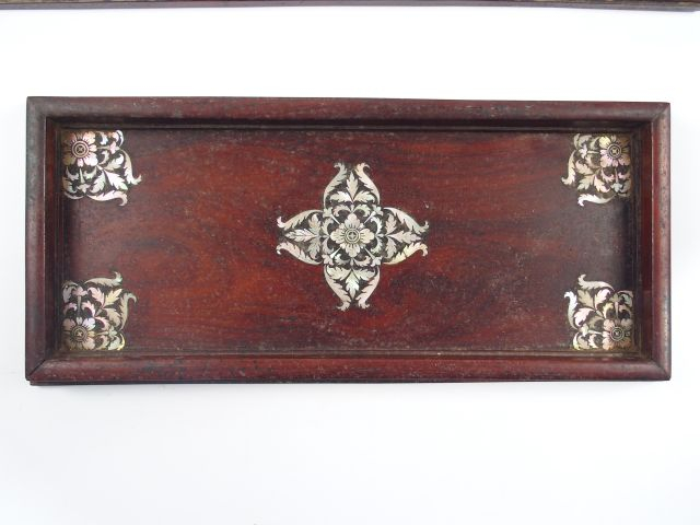 Suite de 5 plateaux gigognes en marqueterie de nacre et bois exotique 